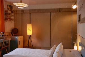 Ein Bett oder Betten in einem Zimmer der Unterkunft 18Arts Hotel - Living in a Gallery!