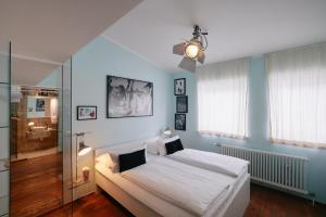 Ein Bett oder Betten in einem Zimmer der Unterkunft 18Arts Hotel - Living in a Gallery!