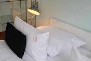 Ein Bett oder Betten in einem Zimmer der Unterkunft 18Arts Hotel - Living in a Gallery!