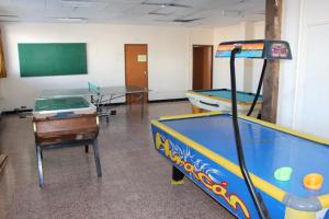 ein Zimmer mit einer Tischtennisplatte und einem Tisch in der Unterkunft Le Pourquoi Pas in Saint-Lary-Soulan