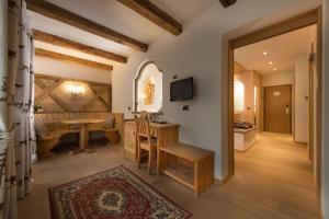TV a/nebo společenská místnost v ubytování Hotel Patrizia Dolomites Glamour