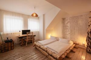 Ein Bett oder Betten in einem Zimmer der Unterkunft 18Arts Hotel - Living in a Gallery!
