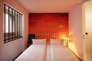 Ein Bett oder Betten in einem Zimmer der Unterkunft 18Arts Hotel - Living in a Gallery!