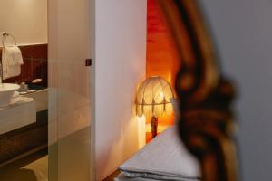 Ein Bett oder Betten in einem Zimmer der Unterkunft 18Arts Hotel - Living in a Gallery!