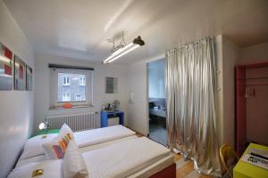 Ein Bett oder Betten in einem Zimmer der Unterkunft 18Arts Hotel - Living in a Gallery!