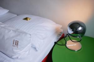 Ein Bett oder Betten in einem Zimmer der Unterkunft 18Arts Hotel - Living in a Gallery!