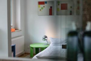 Ein Bett oder Betten in einem Zimmer der Unterkunft 18Arts Hotel - Living in a Gallery!