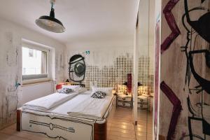 Ein Bett oder Betten in einem Zimmer der Unterkunft 18Arts Hotel - Living in a Gallery!