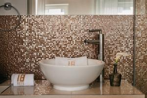 Ein Badezimmer in der Unterkunft 18Arts Hotel - Living in a Gallery!