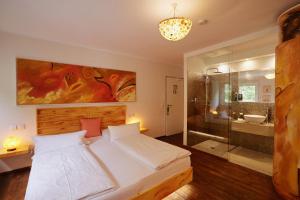 Ein Bett oder Betten in einem Zimmer der Unterkunft 18Arts Hotel - Living in a Gallery!