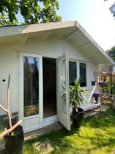 Gallery image of Les Studios de la Côte Roz - Voyageur Solo - Jardin Partagé in Perros-Guirec