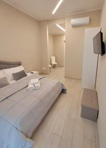 ポンペイにあるRuins de charme B&B luxury Pompeiのベッドルーム(大型ベッド1台、薄型テレビ付)