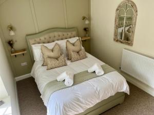 a bedroom with a bed with towels on it at Posh Little Cottage in Llangollen