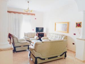 Μια τηλεόραση ή/και κέντρο ψυχαγωγίας στο Floral Sweet Home