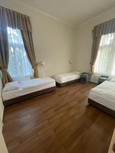 Afbeelding uit fotogalerij van Jókai Villa in Siófok