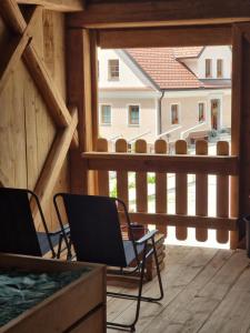 Balkón nebo terasa v ubytování Notranjska hiša - traditional country house, close to the world attraction Cerknica lake