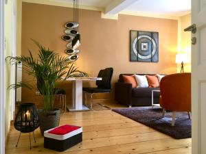 a living room with a couch and a table at Schöne Ferienwohnung am Mathildenbrunnen in Quedlinburg +26 photos