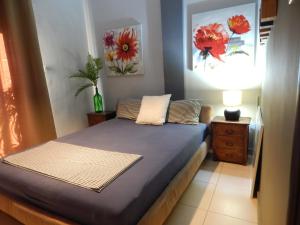 Un dormitorio con una cama y un cuadro en la pared. en Casa di Tsakos Luxury apartment, en Atenas