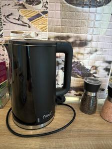 ブラショヴにあるAri Apartmentのカウンターに座る黒コーヒーメーカー