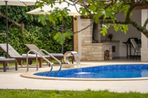 Bazén v ubytování Villa Stauri nebo v jeho okolí