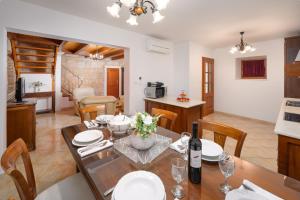 Posedenie v ubytovaní Villa Stauri