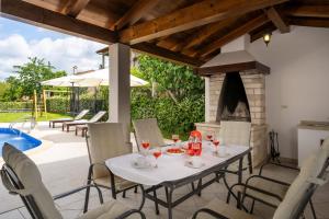 Patio alebo iná vonkajšia časť ubytovania Villa Stauri + 33 fotografií