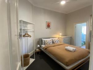 une chambre avec un lit, une lampe et une fenêtre dans l'établissement 1BR Apt 2 min away from Fremantle Hospital - Hosted by Canstay, à Fremantle