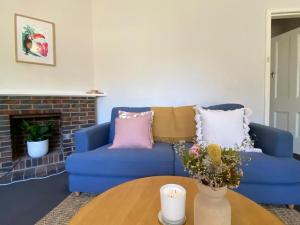 un salon avec un canapé bleu et une table dans l'établissement 1BR Apt 2 min away from Fremantle Hospital - Hosted by Canstay, à Fremantle