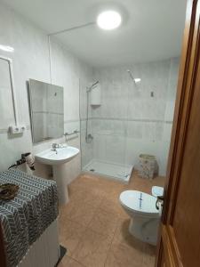 łazienka z prysznicem, umywalką i toaletą w obiekcie Cheyma Home 2ºA, Luminoso apartamento en Alcalá w mieście Alcalá