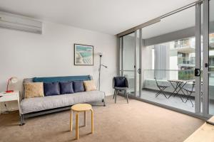 een woonkamer met een bank en een tafel bij Kingston Foreshore with Garden View - Hosted by Canstay in Kingston 