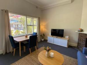 Μια τηλεόραση ή/και κέντρο ψυχαγωγίας στο Cosy Apt metres from Fremantle Markets and Bathers - Hosted by Canstay