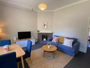 Χώρος καθιστικού στο Cosy Apt metres from Fremantle Markets and Bathers - Hosted by Canstay +6 φωτογραφίες