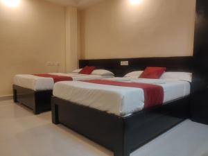 Ліжко або ліжка в номері SRI VIGNESH RESIDENCY