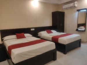 Ліжко або ліжка в номері SRI VIGNESH RESIDENCY