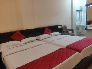 Ліжко або ліжка в номері SRI VIGNESH RESIDENCY