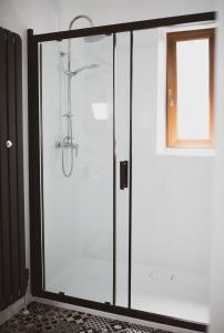 una ducha con puerta de cristal en un baño en Dom Marika - Energylandia Zator, en Zator