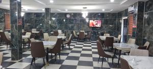 Televisyen dan/atau pusat hiburan di Pecos Place Hotel & Suite