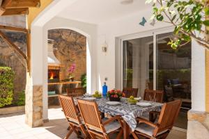 a dining room with a table and chairs at Villa Las Mariposas by Villa Plus in Es Mercadal
