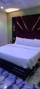 Postel nebo postele na pokoji v ubytování Pecos Place Hotel & Suite