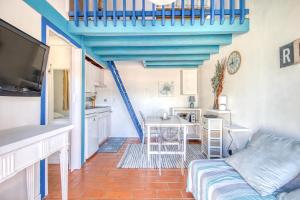 un soggiorno con un divano e un tavolo di Appartement Soulac a Soulac-sur-Mer