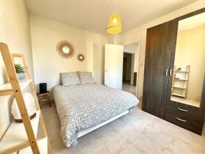 Un dormitorio con una cama y una puerta de madera. en Charmant T2 de 42m2 calme tout équipé Parking gratuit, en Nimes