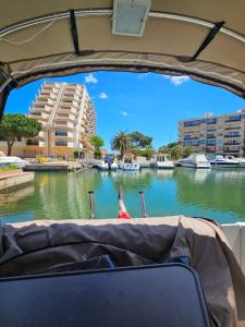 uitzicht op een rivier vanaf de achterkant van een boot bij Bateau B Canet in Canet-en-Roussillon