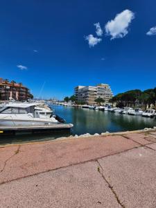 een boot aangemeerd op een dok aan een rivier bij Bateau B Canet in Canet-en-Roussillon +6 foto's