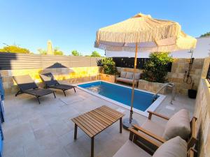 eine Terrasse mit Sonnenschirm und Swimmingpool in der Unterkunft Limun House in Zaton