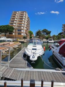 een boot is aangemeerd op een dok in een jachthaven bij Bateau B Canet in Canet-en-Roussillon