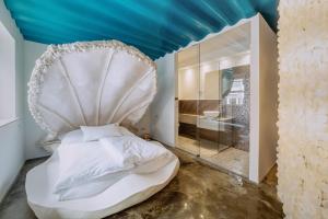 Ein Bett oder Betten in einem Zimmer der Unterkunft 18Arts Hotel - Living in a Gallery!