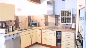 Kuchyňa alebo kuchynka v ubytovaní Maison avec Jacuzzi et terrasse sur les toits