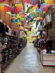 Una tienda con muchos paraguas colgando del techo. en Loost Town Inn Hotel, en Antalya 25 fotos más