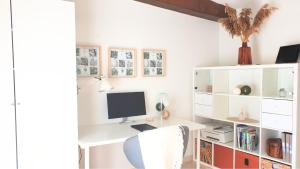 Televízia a/alebo spoločenská miestnosť v ubytovaní Maison avec Jacuzzi et terrasse sur les toits