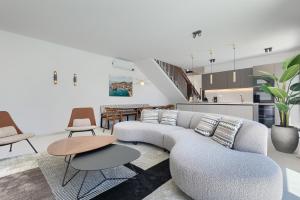 LabinciにあるBeautiful Villa Vegt with pool in Labinciのギャラリーの写真 +37枚の写真